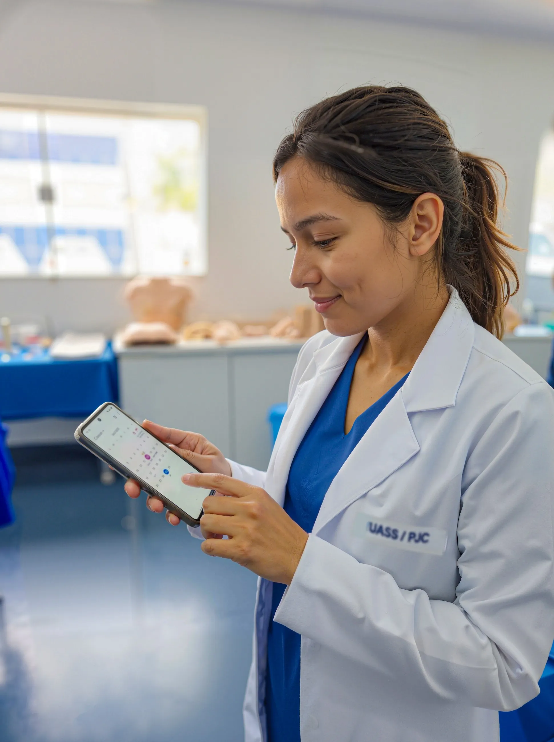 Estudante de jaleco no laboratório da UASS-PJC